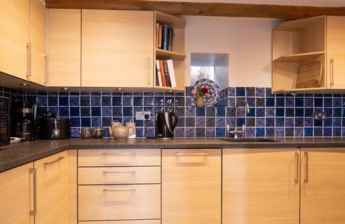 Blockley Cottage | Honeysuckle Cottage - sleeps 4 guests in 2 bedrooms