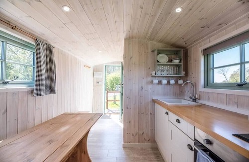 Bedfield Cabin | Honeysuckle Farm Hut 7 - Suffolk Farm Holidays