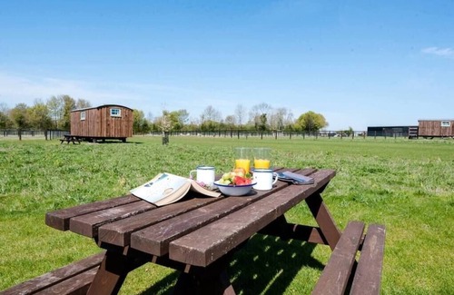 Bedfield Cabin | Honeysuckle Farm Hut 7 - Suffolk Farm Holidays