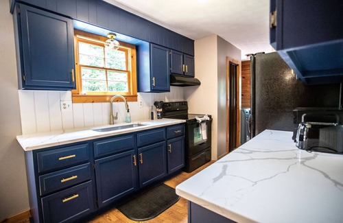 New Market Cabin | Honeysuckle Hideaway Cabin with hot tub and king bed! Family friendly.