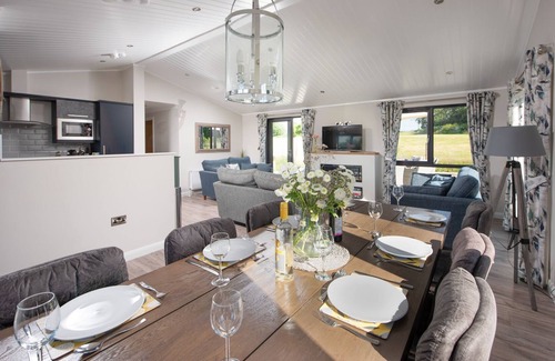 Lifton House | Honeysuckle Lodge, 2 Roadford Lake Lodges