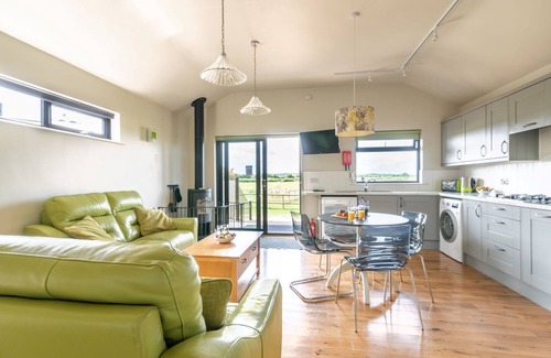 Cheddar Cabin | Honeysuckle lodge - sleeps 4/5 with wood burner and private hot tub