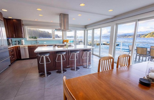 Union House | Hood Canal Resort in Union, WA, Walls of Glass (up to 8 guests)