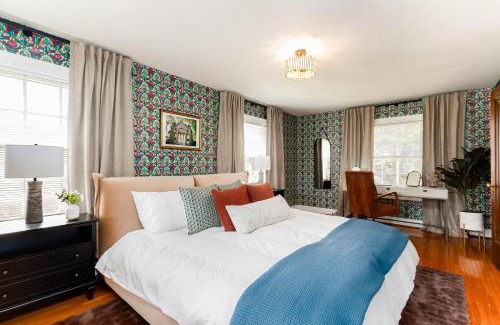 Bloomington House | Hoosier Memories - Firepit, Pool Table, Steps to Campus