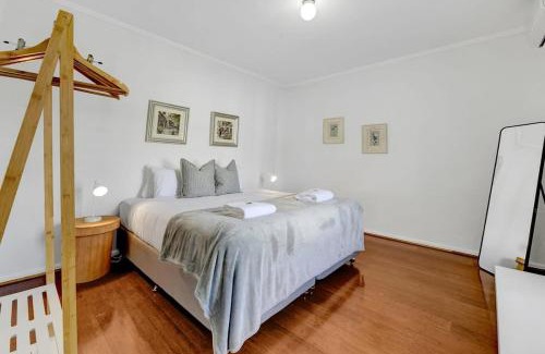 Bathurst Apartment | Hope St Cottage - Elegant & Cosy, Sleeps 6