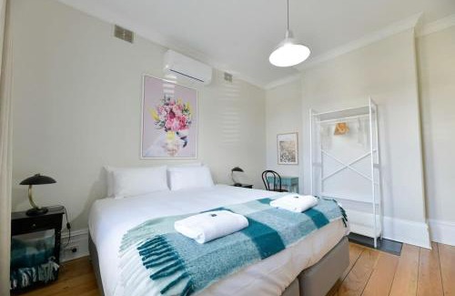Bathurst Apartment | Hope St Cottage I - Historic Haven, Mountain Views