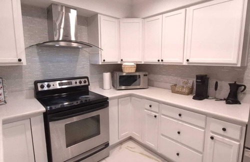 Glendale House | Horizon Haus is a luxury 3-bedroom, 2-bath retreat in Phoenix and private pool
