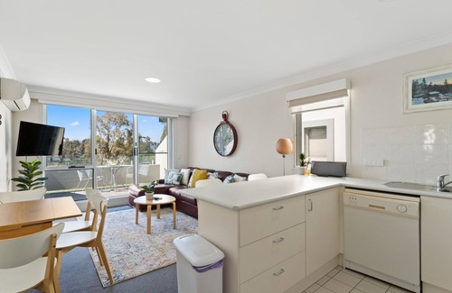 Jindabyne Apartment | Horizons 216 - Deluxe Lake Front Studio l Pool l Tennis l Air-Con