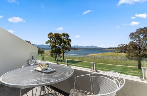Jindabyne Apartment | Horizons 216 - Deluxe Lake Front Studio l Pool l Tennis l Air-Con