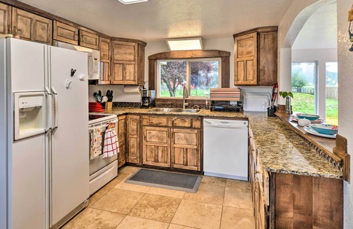 Crescent City House | Horse and Dog-Friendly Home Near Redwoods!
