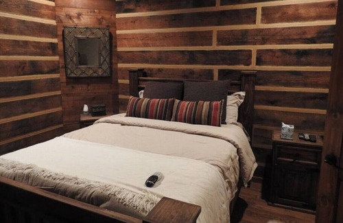 Alix Cabin | Horsehead Lake Lodge I LakeViews! Waterfall!