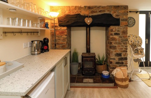 Hartland Cottage | HORSESHOE COTTAGE, pet friendly, with pool in Hartland