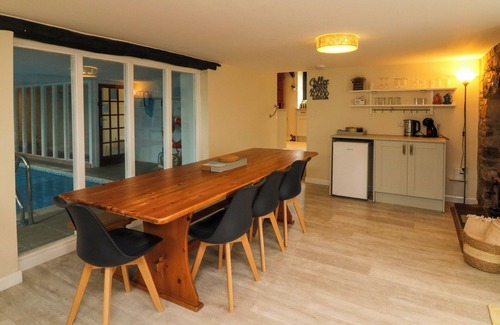 Hartland Cottage | HORSESHOE COTTAGE, pet friendly, with pool in Hartland