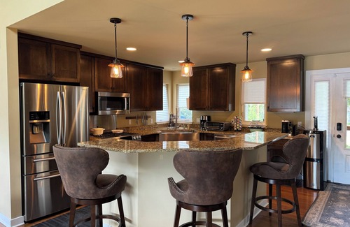 Whitmore Lake House | Horseshoe Lake retreat- 2-bedroom + loft lake house, minutes from U of M Stadium