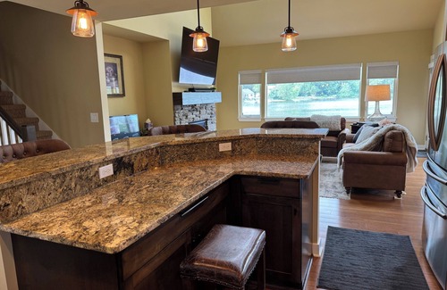 Whitmore Lake House | Horseshoe Lake retreat- 2-bedroom + loft lake house, minutes from U of M Stadium