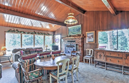 Rainbow Valley Cabin | 'Horseshoe Lodge' Divide Cabin w/ Furnished Deck!