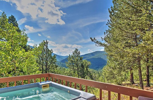 Rainbow Valley Cabin | 'Horseshoe Lodge' Divide Cabin w/ Furnished Deck!