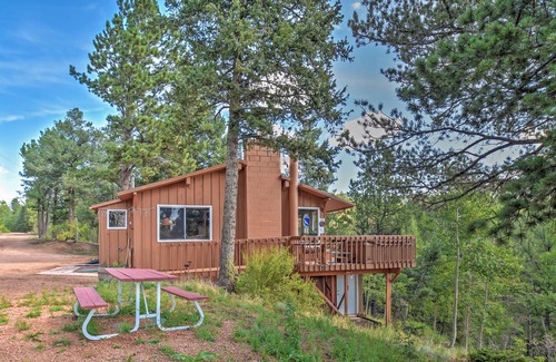Rainbow Valley Cabin | 'Horseshoe Lodge' Divide Cabin w/ Furnished Deck!