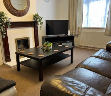 Southampton House | Hospital Convenience - 3 bed house, driveway parking, high speed wifi