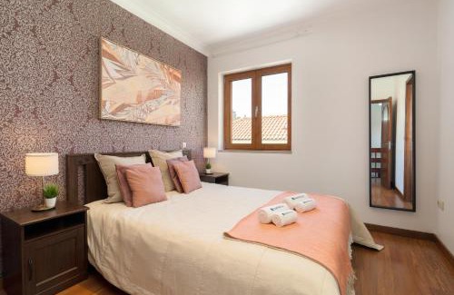 Bonfim House | Host Wise - Spacious Duplex House - Jacuzzi & Terrace