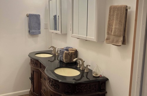 Navarro Bed & Breakfast | Hosted Stay-Room in Beautiful Historic Home - Close to Wine Waves & Woods