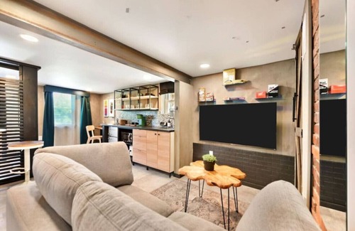 Pittsburgh House | ★ HostWise Stays ★ 2 Apartments in 1 - Great Privacy, Beautiful Space!