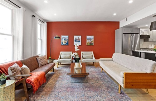 Pittsburgh Apartment | ★HostWise Stays★ Exposed Beams, Modern Vintage War Streets Charmer!