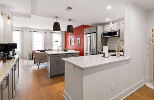 Pittsburgh Apartment | ★HostWise Stays★ Exposed Beams, Modern Vintage War Streets Charmer!