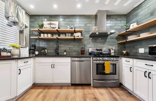 Pittsburgh House | ★ HostWise Stays ★ Foxy home, off-street parking, new remodel!