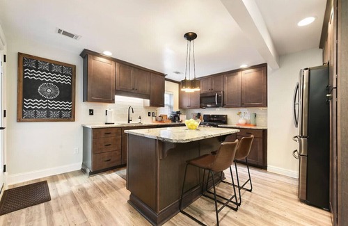 East Allegheny House | ★ HostWise Stays ★ Retro-vibes home, just minutes from stadiums!