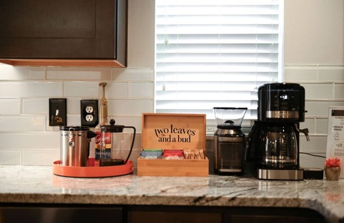 East Allegheny House | ★ HostWise Stays ★ Retro-vibes home, just minutes from stadiums!