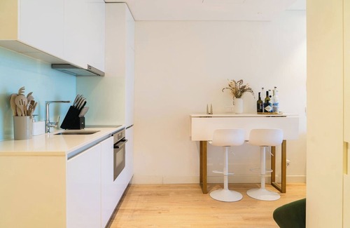 Campanha Apartment | HostWise – Studio w/ Balcony, Pool and Gym | Antas