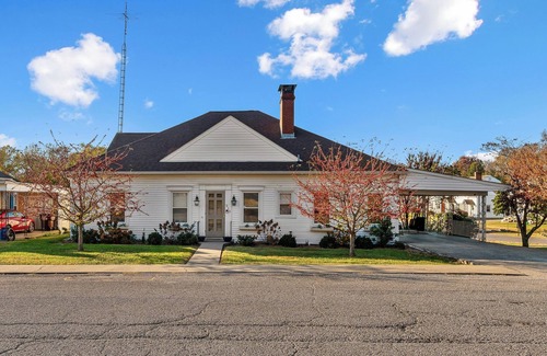 Springfield House | Hot Aug Deals! Bourbon Trail + Fire Pit+ Hot Tub!