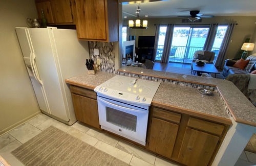 Lake Hamilton Condo | Hot Springs lakefront 2 bedroom condo 4 miles to Oaklawn and with boat slip!