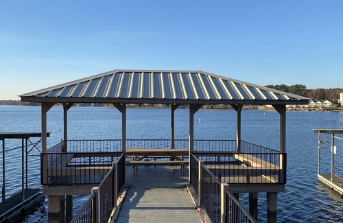 Lake Hamilton Condo | Hot Springs lakefront 2 bedroom condo 4 miles to Oaklawn and with boat slip!