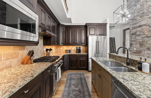 Park City House | Hot tub, 2 primaries, 180° view of Deer Valley, 1GB wifi, pets welcome