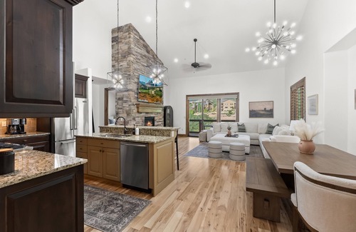 Park City House | Hot tub, 2 primaries, 180° view of Deer Valley, 1GB wifi, pets welcome