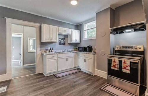Downtown House | Hot Tub | 9 beds | Fenced Yard
