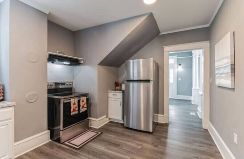 Downtown House | Hot Tub | 9 beds | Fenced Yard