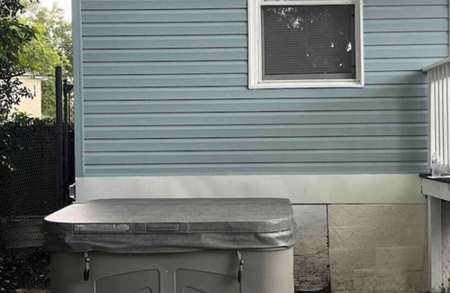 Downtown House | Hot Tub | 9 beds | Fenced Yard