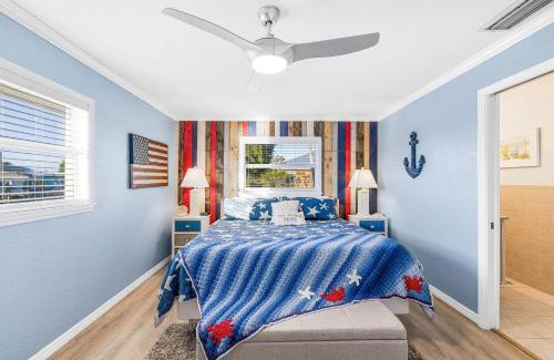 Matlacha House | Hot tub and Dock Gilligan's on the Island