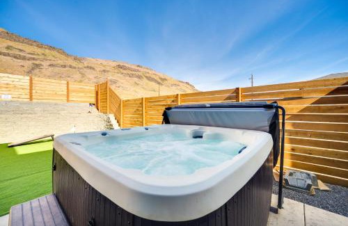 Kittitas County House | Hot Tub and Water Views Vantage Family Retreat