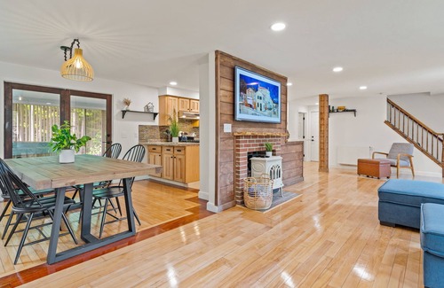 Kennebunk House | Hot tub, big PATIO private yard, fire pit, 1mile to beaches and shops/dining.