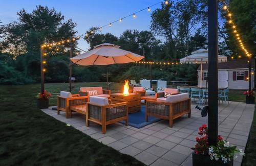 West Kingston House | Hot Tub & Big Yard, Short Drive to Beaches & Newport. Close to Narragansett, RI.
