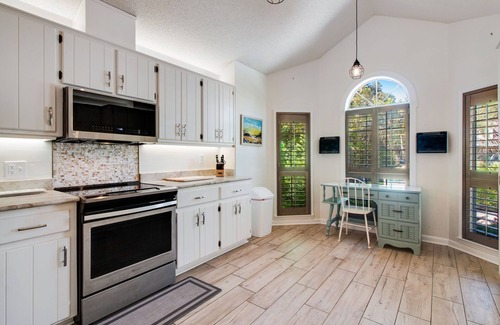Gulf Breeze Cottage | Hot tub! Boat lift! RV hookups! 13 min to Beach
