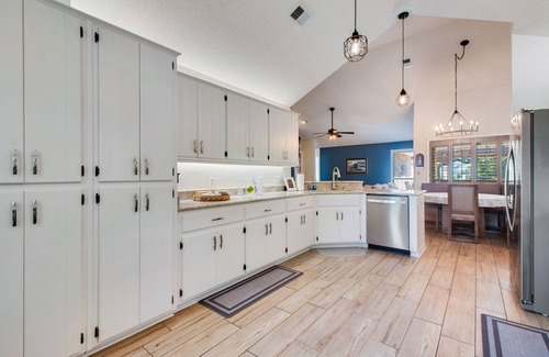 Gulf Breeze Cottage | Hot tub! Boat lift! RV hookups! 13 min to Beach