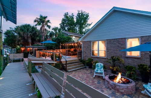 Gulf Breeze Cottage | Hot tub! Boat lift! RV hookups! 13 min to Beach