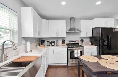 MacGregor House | HOT TUB! + Close to Downtown & Med Center