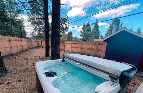 Big Bear Cottage | Hot Tub Cottage Close to Ski Slopes, Sleeps 6!
