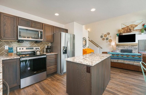 Estes Park Villa | Hot tub! Dogs OK! King Bed & Fireplace, Near Park